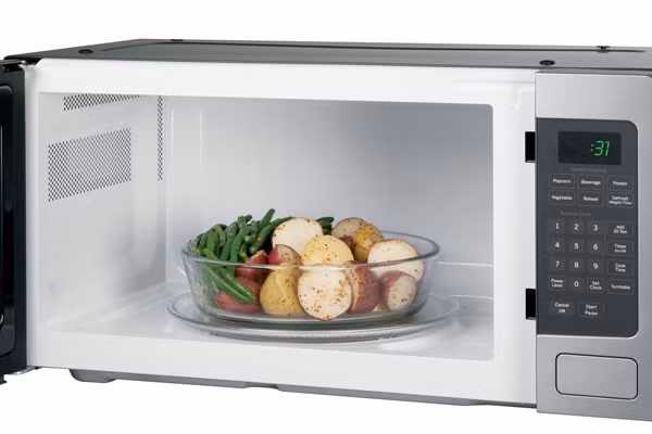 Đặt đồ thủy tinh vào lò nướng: Dù đồ thủy tinh này được chế tạo có thể đặt trực tiếp trên bếp lửa, nhưng khi cho vào lò vi sóng thì sẽ khác. Nó rất khó có khả năng chịu được nhiệt độ cao trong lò vi sóng, khiến cấu trúc đồ vật bị phá hủy. Ảnh: Internet.