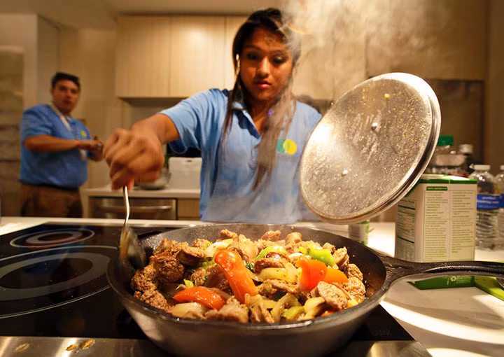 Dùng đũa, thìa kim loại tiếp xúc với chảo chống dính khi nấu: Thói quen nấu nướng này sẽ làm xước lớp chống dính nếu chúng tiếp xúc với nhau khi xào nấu. Tốt hơn cả, hãy dùng đũa hoặc thìa gỗ khi nấu nướng để giữ cho chảo cũng như nồi được bền nhất. Ảnh: Internet.