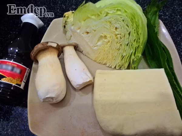 Nguyên liệu món bắp cải xào nấm cùng đậu phụ gồm: - Bắp cải: 1/4 cái - Đậu phụ: 200 gr - Nấm đùi gà - Mùi tàu - Nước tương, hạt nêm, dầu ăn