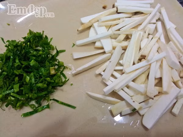 Bước 2: Nấm rửa sạch, thái sợi. Rau mùi tàu rửa sạch, thái nhỏ.