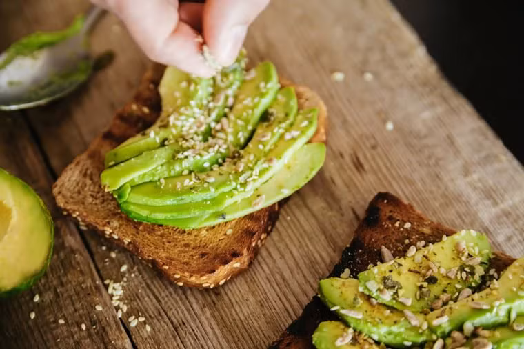 Ăn trái bơ: Có một số thực phẩm rất tốt trong việc giữ cho cơ thể bạn luôn đầy năng lượng. Các chuyên gia tại Trường Y Harvard khuyên bạn nên chọn thực phẩm cung cấp cho bạn năng lượng như ngũ cốc nguyên hạt và chất béo không bão hòa lành mạnh. Ngoài ra, bạn cần hạn chế lượng đường và chất cồn làm giảm mức năng lượng của bạn. Ảnh: Shutterstock.