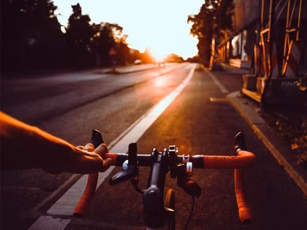 Đạp xe cũng là một hoạt động hữu ích để giảm cân và giúp đôi chân săn chắc, thon thả. Ảnh: Boldsky.