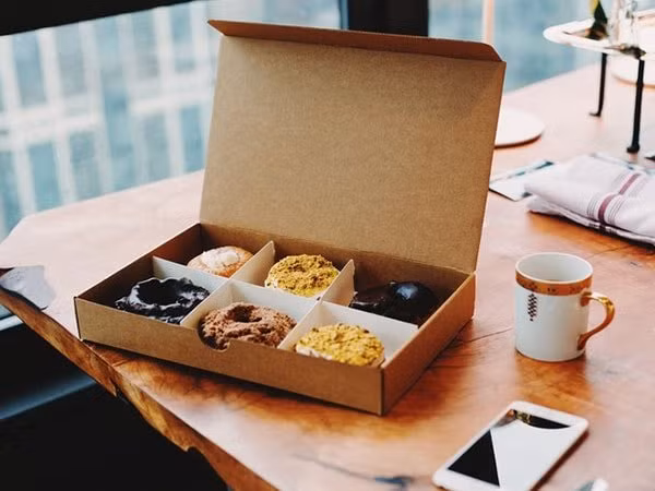 Bánh ngọt là những nguồn chính tạo chất béo dư thừa xung quanh bụng và đùi của bạn. Do vậy, bạn cần hạn chế ngay các loại bánh ngọt và kẹo. Ảnh: Boldsky.