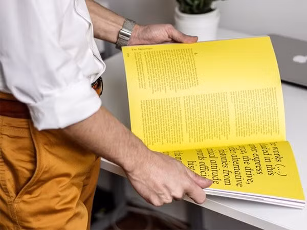 Để có được đôi chân thon, bạn phải đốt cháy mỡ thừa bằng cách chăm chỉ làm việc nhà chẳng hạn như rửa xe hay lau nhà. Ảnh: Boldsky.