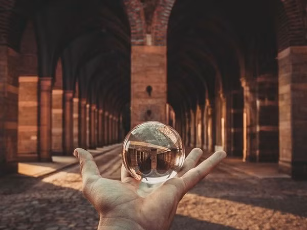 Thay thế ghế văn phòng bằng quả bóng ổn định. Ngồi trên quả bóng giúp cải thiện tư thế, kích hoạt cơ lưng và bụng. Điều này sẽ dần dần giúp giảm mỡ thừa. Ảnh: Boldsky.