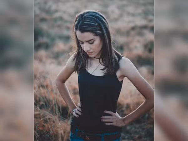 Buộc thêm áo quanh eo khi đi bộ sẽ giúp bạn đốt cháy được nhiều chất béo ở vùng đùi hơn. Ảnh: Boldsky.