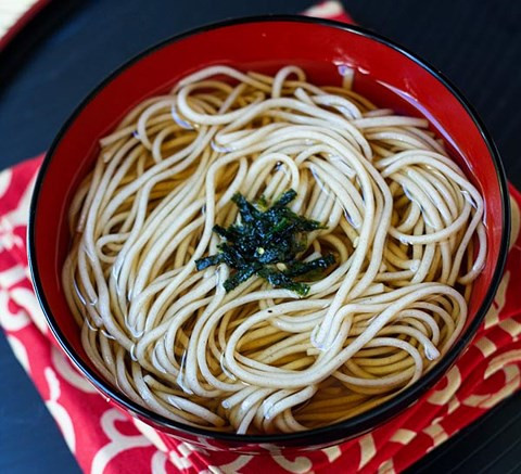 Vào đêm Giao thừa, người Nhật thường ăn một loại soba đặc biệt có tên là Toshikoshi Soba. Soba đại diện cho sự trường thọ bởi hình dáng dài và mỏng của chúng. Ảnh: Internet.