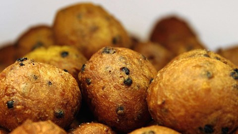 Bánh Oliebollen của Hà Lan là một trong những món ăn được thưởng thức trong đêm giao thừa. Bánh thường có nhân táo, nho khô hay mứt cam trong nhân bánh và được ăn khi còn nóng. Ảnh: Internet.