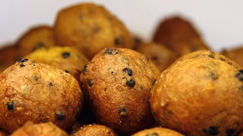 Bánh Oliebollen của Hà Lan là một trong những món ăn được thưởng thức trong đêm giao thừa. Bánh thường có nhân táo, nho khô hay mứt cam trong nhân bánh và được ăn khi còn nóng. Ảnh: Internet.