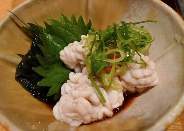5. Món tinh dịch cá Shirako của Nhật: Trong tiếng Nhật "shirako" nghĩa là "những đứa bé trắng trẻo", và đây là món làm từ những túi tinh dịch của cá đực chủ yếu là cá nóc hoặc cá tuyết. Shirako ăn sống rất mềm mịn và có thể tan trong lưỡi bạn như bơ, tuy nhiên không phải thực khách nào cũng yêu thích món ăn kinh dị này. Ảnh: Listverse.