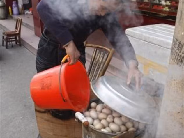 6. Trứng luộc nước tiểu bé trai của Trung Quốc: Tại thị trấn Đông Dương, tỉnh Chiết Giang, Trung Quốc người dân còn lưu giữ cho đến ngày nay một món ăn kỳ lạ có tên “trứng bé trai tinh”. Trứng được luộc với nước tiểu của các bé nam. Đây là món ăn khá khó nuốt nhưng đã được người dân tỉnh Chiết Giang sử dụng hàng ngàn năm nay như một vị thuốc chữa bệnh. Ảnh: Listverse.