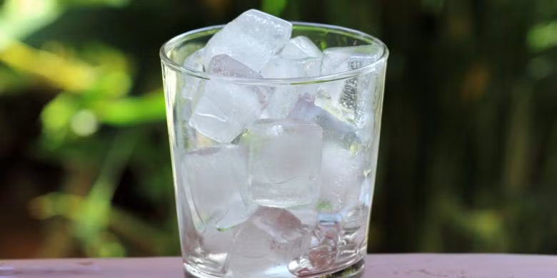 Không tốt cho người bị tim mạch: Khi một lượng lớn đồ uống qua đường tiêu hóa thức ăn xuống dạ dày, có thể dẫn đến việc co thắt các động mạch ở xung quanh, dẫn đến rối loạn nhịp tim, cao huyết áp, đau cơ tim. Chính vì thế, những người bị bệnh về tim mạch khi bệnh tình khá nặng thì tốt nhất không nên sử dụng đồ uống lạnh như nước đá. Ảnh: Kompas.