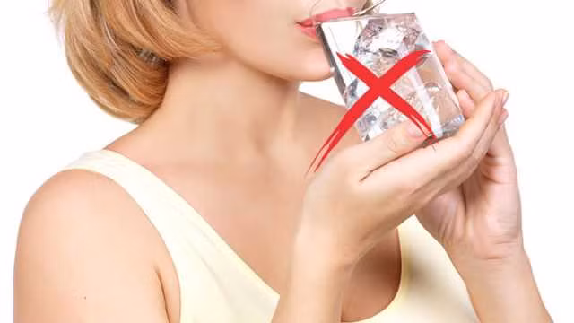 Làm tăng tình trạng đau bụng “đèn đỏ”: Nước đá lạnh sẽ khiến các mạch máu cổ tử cung co thắt mạnh khiến hiện tượng đau bụng kinh dữ dội. Do đó, trong thời kỳ kinh nguyệt tuyệt đối kiêng nước đá và đồ lạnh để hạn chế tình trạng đau bụng, ảnh hưởng tới sức khỏe. Ảnh: Internet.