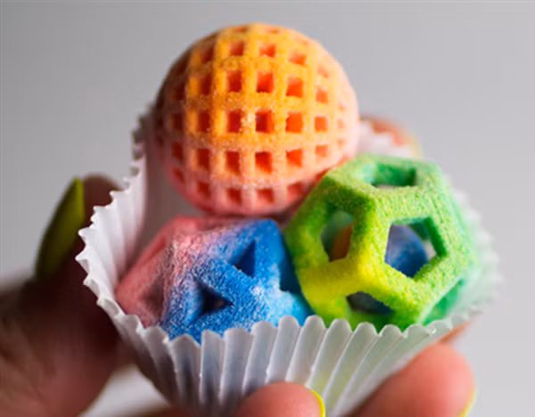 Kẹo in 3D: Với chiếc máy in 3D, bạn chỉ cần chọn từ socola, vani, bạc hà, hoặc hương vị trái cây khác nhau, bấm nút, và in nó. Nó giống như một nhà ảo thuật trong căn bếp của bạn. Ảnh: BS.