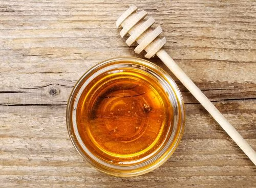 6. Thử làm mặt nạ làm tóc: Tiến sĩ Gupta khẳng định rằng hỗn hợp "Mật ong và dầu dừa làm cho tóc trở nên bóng mượt nhờ khả năng giữ ẩm tuyệt vời của chúng. Ảnh: Eatthis.