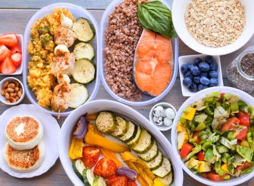 9. Ăn một chế độ cân bằng: Tiến sĩ Yadav giải thích: "Việc thực hiện chế độ ăn uống cân đối với chất đạm và chất béo tốt (trứng, hạt, hạt, cá, dầu dừa) sẽ giúp ích cho việc tổng hợp keratin (protein chính tạo thành sợi tóc). "Điều quan trọng là phải có một chế độ ăn uống cân bằng, mái tóc và da phản ánh những gì bạn ăn. Điều đó có nghĩa là bạn cần ăn nhiều protein, rau xanh và trái cây", tiến sĩ Evans nói. Ảnh: Eatthis.