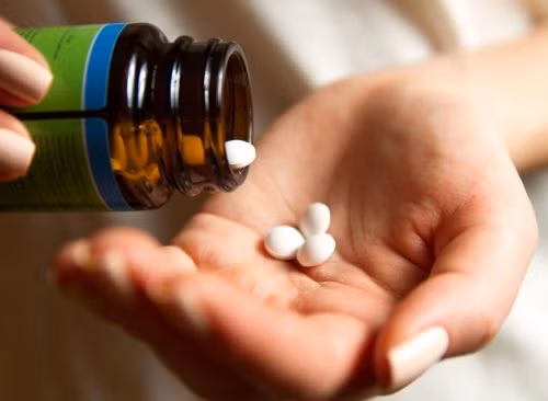 8. Bổ sung Vitamin B: Để giữ mái tóc khỏe đẹp và bóng mượt, chuyên gia Tracy Evans khuyên bạn nên bổ sung biotin. Bên cạnh biotin, bạn cũng nên nạp thêm các vitamin B khác vào chế độ ăn uống của bạn như vitamin B1, B2, B5, B6. Thịt nạc, rau lá xanh, và các sản phẩm từ sữa là những nguồn chứa vitamin tuyệt vời. Ảnh: Eatthis.