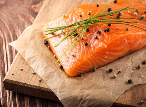 5. Ăn ít cá hồi: "Cá hồi chứa omega-3 làm giảm chứng viêm, thường là nguyên nhân gây rụng tóc. Do đó, bạn cũng không nên ăn quá nhiều cá hồi. Ngoài ra, bạn có thể bổ sung lượng omega-3 vừa phải từ các loại thức ăn khác như đậu xanh, dầu hạt lanh và hạt chia. Ảnh: Eatthis.