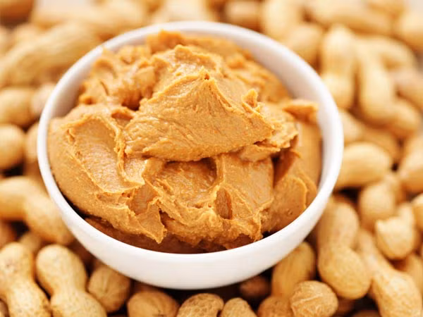 Bơ đậu phộng là nguồn cung cấp protein hoàn hảo cho người ăn chay. Trong thực tế, 2 muỗng canh bơ đậu phộng chứa 8g protein. Ảnh: Boldsky.