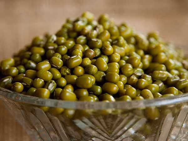 Đỗ xanh chứa 24% protein trong mỗi 1 gram. Chúng cũng chứa các dưỡng chất cần thiết khác như kali, sắt, vitamin C và chất xơ. Ảnh: Boldsky.