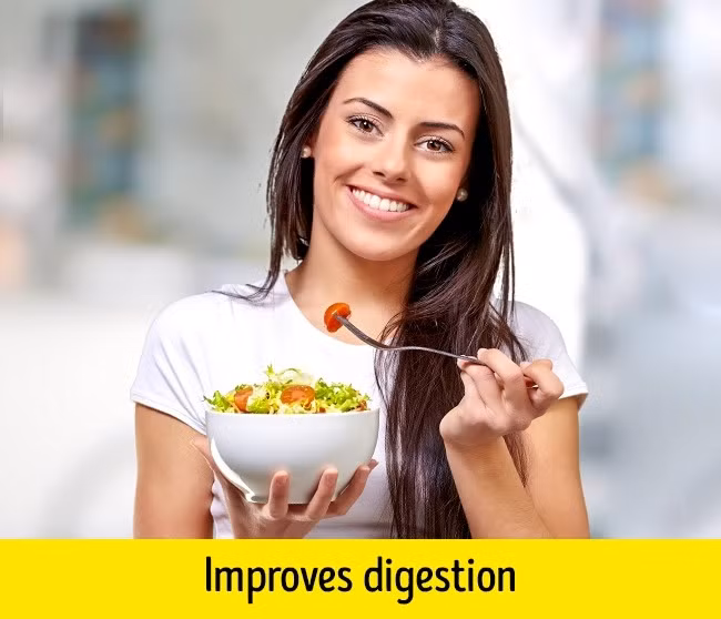 8. Mang theo đồ ăn nhẹ bên mình: Ăn uống vô tổ chức là một trong những kẻ thù của lối sống lành mạnh. Để giảm ham muốn ăn vặt giữa các bữa chính, bạn nên tạo dựng thói quen mang đồ ăn nhẹ lành mạnh mỗi ngày đi làm hoặc phải đi đâu đó. Đồ ăn nhẹ đơn giản chỉ cần là trái cây hoặc sữa chua. Chỉ sau 1 tháng thực hiện thói quen này, bạn sẽ thấy sức khỏe thay đổi tích cực. Ảnh: Depositphotos.