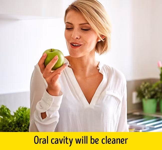 6. Ăn một quả táo sau mỗi bữa ăn: Đánh răng sau mỗi bữa ăn có thể tốt trong việc làm sạch răng nhưng không phải lúc nào bạn cũng thực hiện được. Có một giải pháp tốt hơn cho bạn, đó là ăn một quả táo sau mỗi bữa ăn. Ăn táo giúp làm sạch răng miệng và cải thiện lưu thông máu trong lợi, đồng thời bình thường hóa lượng axit trong miệng của bạn. Ảnh: Depositphotos.