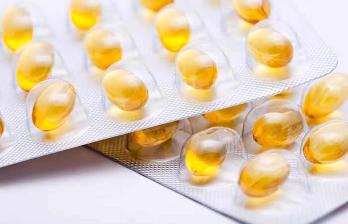 3. Vitamin E: Lấy một viên nang vitamin E, cắt một đầu viên thuốc rồi nghiêng đầu và nhỏ từ hai đến ba giọt dầu vào lỗ mũi. Lặp lại hai lần một ngày để thấy kết quả. Vitamin E giúp làm giảm khô mũi hiệu quả. Ngoài ra, tính chống viêm và các chất chống oxy hoá của nó còn ngăn chặn các bệnh qua đường mũi. Ảnh: Shutterstock.