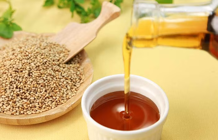 5. Dầu vừng: Nghiêng đầu và nhỏ một giọt dầu vừng vào mỗi lỗ mũi. Hít thở sâu để dầu tiếp xúc với các đường mũi bên trong. Lặp lại hai lần một ngày. Hàm lượng vitamin E của dầu vừng cao hơn hầu hết các loại dầu khác. Nó là một chất giữ ẩm tuyệt vời cho làn da khô. Trong một nghiên cứu năm 2001, dầu vừng được chứng minh là hoạt động tốt hơn phương pháp tưới muối để làm giảm khô miệng. Ảnh: Shutterstock.