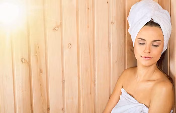 8. Xông hơi khô: Ai không thích tắm xông hơi? Nếu bạn có đủ khả năng tài chính để đi sông hơi thì đó chắc chắn là cách tốt nhất để điều trị khô mũi và đau cơ bắp. Nếu tắm hơi là quá xa xỉ với bạn thì chỉ cần làm nóng bồn tắm, thêm vài giọt dầu thơm vào đó và ngâm mình trong bồn trong vài phút. Ảnh: Shutterstock. Mùa lạnh khiến bạn khô mũi, ngạt mũi, đau mũi, hoặc thậm chí bị chảy máu mũi. Do đó, chúng ta cần biết các biện pháp phòng ngừa và khắc phục triệu chứng khó chịu trên. Ảnh: Shutterstock. 1. Dùng dầu dừa: Đây là biện pháp khắc phục hiệu quả nhất đối với mũi khô, bạn có thể thực hiện ngay để giảm bớt tình trạng khó chịu này. Lấy dầu dừa tinh khiết nhỏ 1-2 giọt vào lỗ mũi. Thực hiện mỗi ngày một lần là đủ để giảm triệu chứng khô mũi. Xoa dầu dừa vào lỗ mũi ngăn ngừa khô mũi và giảm đau vì nó sẽ lấp đầy khoảng trống giữa các tế bào khô. Ảnh: Shutterstock. 2. Muối biển: Trộn hỗn hợp 1 muỗng cà-phê muối tinh khiết hoặc muối biển vào 1/2 chén nước. Sau đó cho hỗn hợp này vào bình xịt rồi gập đầu xuống và phun nước muối vài lần vào khoang mũi. Bạn cũng có thể lấy một ít nước muối vào lòng bàn tay và hít nó rồi thở mạnh ra sau 10 giây. Có thể sử dụng nước muối phun 3-4 lần trong một ngày. Ảnh: Shutterstock. Nước muối biển là một biện pháp chữa khô mũi đơn giản và có thể dễ dàng chuẩn bị ở nhà. Nước muối tác động lên độ ẩm và giữ ẩm cho mũi. Phương pháp này giúp giảm nhanh chóng tình trạng khô mũi và nghẹt mũi. Lưu ý: Không dùng muối ăn thường vì nó có thể chứa các chất phụ gia khác có thể gây kích thích niêm mạc mũi. Ảnh: Shutterstock. 3. Vitamin E: Lấy một viên nang vitamin E, cắt một đầu viên thuốc rồi nghiêng đầu và nhỏ từ hai đến ba giọt dầu vào lỗ mũi. Lặp lại hai lần một ngày để thấy kết quả. Vitamin E giúp làm giảm khô mũi hiệu quả. Ngoài ra, tính chống viêm và các chất chống oxy hoá của nó còn ngăn chặn các bệnh qua đường mũi. Ảnh: Shutterstock. 4. Dầu ô liu cho mũi khô: Khi bị khô mũi, bạn có thể nhỏ một giọt dầu ô liu nguyên chất vào mỗi bên mũi. Lặp lại cách này hai lần mỗi ngày. Dầu ô liu, giống như dầu dừa, làm cho da bên trong hai lỗ mũi trở nên ẩm hơn, do đó, làm giảm khô. Ảnh: Shutterstock. 5. Dầu vừng: Nghiêng đầu và nhỏ một giọt dầu vừng vào mỗi lỗ mũi. Hít thở sâu để dầu tiếp xúc với các đường mũi bên trong. Lặp lại hai lần một ngày. Hàm lượng vitamin E của dầu vừng cao hơn hầu hết các loại dầu khác. Nó là một chất giữ ẩm tuyệt vời cho làn da khô. Trong một nghiên cứu năm 2001, dầu vừng đã được chứng minh là hoạt động tốt hơn phương pháp tưới muối để làm giảm khô miệng. Ảnh: Shutterstock. 6. Xông hơi nước: Đầu tiên, bạn đổ nước nóng vào một bát tô lớn. Tiếp đó, che đầu bằng khăn và hít hơi nước từ bát khoảng 10 phút. Thở nhẹ nhàng bằng mũi sau khi xông hơi. Lặp lại cách này từ 2-4 lần một ngày để có hiệu quả. Cách dễ nhất để thoát khỏi tình trạng mũi khô là hít hơi nước theo những khoảng thời gian đều đặn. Ảnh: Shutterstock. 7. Làm ẩm phòng: Môi trường khô hanh có thể làm trầm trọng thêm tình trạng khô mũi và gây tắc nghẽn. Duy trì độ ẩm trong phòng mà bạn dành phần lớn thời gian trong ngày là điều cần thiết trong điều kiện thời tiết lạnh giá. Bạn có thể sử dụng máy làm ẩm hoặc máy bốc hơi để bổ sung độ ẩm cho môi trường xung quanh để làm dịu các triệu chứng khô mũi. Ảnh: Shutterstock. 8. Xông hơi khô: Ai không thích tắm xông hơi? Nếu bạn có đủ khả năng tài chính để đi sông hơi thì đó chắc chắn là cách tốt nhất để điều trị khô mũi và đau cơ bắp. Nếu tắm hơi là quá xa xỉ với bạn thì chỉ cần làm nóng bồn tắm, thêm vài giọt dầu thơm vào đó và ngâm mình trong bồn trong vài phút. Ảnh: Shutterstock. Mùa lạnh khiến bạn khô mũi, ngạt mũi, đau mũi, hoặc thậm chí bị chảy máu mũi. Do đó, chúng ta cần biết các biện pháp phòng ngừa và khắc phục triệu chứng khó chịu trên. Ảnh: Shutterstock. 1. Dùng dầu dừa: Đây là biện pháp khắc phục hiệu quả nhất đối với mũi khô, bạn có thể thực hiện ngay để giảm bớt tình trạng khó chịu này. Lấy dầu dừa tinh khiết nhỏ 1-2 giọt vào lỗ mũi. Thực hiện mỗi ngày một lần là đủ để giảm triệu chứng khô mũi. Xoa dầu dừa vào lỗ mũi ngăn ngừa khô mũi và giảm đau vì nó sẽ lấp đầy khoảng trống giữa các tế bào khô. Ảnh: Shutterstock. 2. Muối biển: Trộn hỗn hợp 1 muỗng cà-phê muối tinh khiết hoặc muối biển vào 1/2 chén nước. Sau đó cho hỗn hợp này vào bình xịt rồi gập đầu xuống và phun nước muối vài lần vào khoang mũi. Bạn cũng có thể lấy một ít nước muối vào lòng bàn tay và hít nó rồi thở mạnh ra sau 10 giây. Có thể sử dụng nước muối phun 3-4 lần trong một ngày. Ảnh: Shutterstock. Nước muối biển là một biện pháp chữa khô mũi đơn giản và có thể dễ dàng chuẩn bị ở nhà. Nước muối tác động lên độ ẩm và giữ ẩm cho mũi. Phương pháp này giúp giảm nhanh chóng tình trạng khô mũi và nghẹt mũi. Lưu ý: Không dùng muối ăn thường vì nó có thể chứa các chất phụ gia khác có thể gây kích thích niêm mạc mũi. Ảnh: Shutterstock. 3. Vitamin E: Lấy một viên nang vitamin E, cắt một đầu viên thuốc rồi nghiêng đầu và nhỏ từ hai đến ba giọt dầu vào lỗ mũi. Lặp lại hai lần một ngày để thấy kết quả. Vitamin E giúp làm giảm khô mũi hiệu quả. Ngoài ra, tính chống viêm và các chất chống oxy hoá của nó còn ngăn chặn các bệnh qua đường mũi. Ảnh: Shutterstock. 4. Dầu ô liu cho mũi khô: Khi bị khô mũi, bạn có thể nhỏ một giọt dầu ô liu nguyên chất vào mỗi bên mũi. Lặp lại cách này hai lần mỗi ngày. Dầu ô liu, giống như dầu dừa, làm cho da bên trong hai lỗ mũi trở nên ẩm hơn, do đó, làm giảm khô. Ảnh: Shutterstock. 5. Dầu vừng: Nghiêng đầu và nhỏ một giọt dầu vừng vào mỗi lỗ mũi. Hít thở sâu để dầu tiếp xúc với các đường mũi bên trong. Lặp lại hai lần một ngày. Hàm lượng vitamin E của dầu vừng cao hơn hầu hết các loại dầu khác. Nó là một chất giữ ẩm tuyệt vời cho làn da khô. Trong một nghiên cứu năm 2001, dầu vừng đã được chứng minh là hoạt động tốt hơn phương pháp tưới muối để làm giảm khô miệng. Ảnh: Shutterstock. 6. Xông hơi nước: Đầu tiên, bạn đổ nước nóng vào một bát tô lớn. Tiếp đó, che đầu bằng khăn và hít hơi nước từ bát khoảng 10 phút. Thở nhẹ nhàng bằng mũi sau khi xông hơi. Lặp lại cách này từ 2-4 lần một ngày để có hiệu quả. Cách dễ nhất để thoát khỏi tình trạng mũi khô là hít hơi nước theo những khoảng thời gian đều đặn. Ảnh: Shutterstock. 7. Làm ẩm phòng: Môi trường khô hanh có thể làm trầm trọng thêm tình trạng khô mũi và gây tắc nghẽn. Duy trì độ ẩm trong phòng mà bạn dành phần lớn thời gian trong ngày là điều cần thiết trong điều kiện thời tiết lạnh giá. Bạn có thể sử dụng máy làm ẩm hoặc máy bốc hơi để bổ sung độ ẩm cho môi trường xung quanh để làm dịu các triệu chứng khô mũi. Ảnh: Shutterstock. 8. Xông hơi khô: Ai không thích tắm xông hơi? Nếu bạn có đủ khả năng tài chính để đi sông hơi thì đó chắc chắn là cách tốt nhất để điều trị khô mũi và đau cơ bắp. Nếu tắm hơi là quá xa xỉ với bạn thì chỉ cần làm nóng bồn tắm, thêm vài giọt dầu thơm vào đó và ngâm mình trong bồn trong vài phút. Ảnh: Shutterstock.