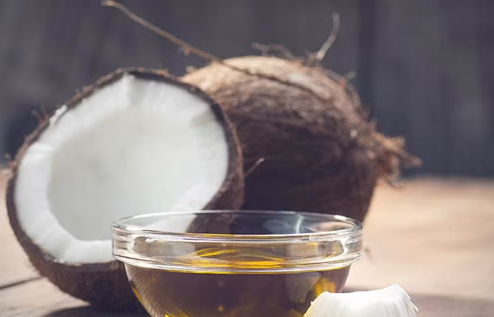 1. Dùng dầu dừa trị khô mũi: Đây là biện pháp khắc phục hiệu quả nhất đối với mũi khô, bạn có thể thực hiện ngay để giảm bớt tình trạng khó chịu này. Lấy dầu dừa tinh khiết nhỏ 1-2 giọt vào lỗ mũi. Thực hiện mỗi ngày một lần là đủ để giảm triệu chứng khô mũi. Xoa dầu dừa vào lỗ mũi ngăn ngừa khô mũi và giảm đau vì nó sẽ lấp đầy khoảng trống giữa các tế bào khô. Ảnh: Shutterstock.