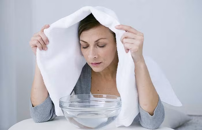 6. Xông hơi nước: Đầu tiên, bạn đổ nước nóng vào một bát tô lớn. Tiếp đó, che đầu bằng khăn và hít hơi nước từ bát khoảng 10 phút. Thở nhẹ nhàng bằng mũi sau khi xông hơi. Lặp lại cách này từ 2-4 lần một ngày để có hiệu quả. Cách dễ nhất để thoát khỏi tình trạng mũi khô là hít hơi nước theo những khoảng thời gian đều đặn. Ảnh: Shutterstock.
