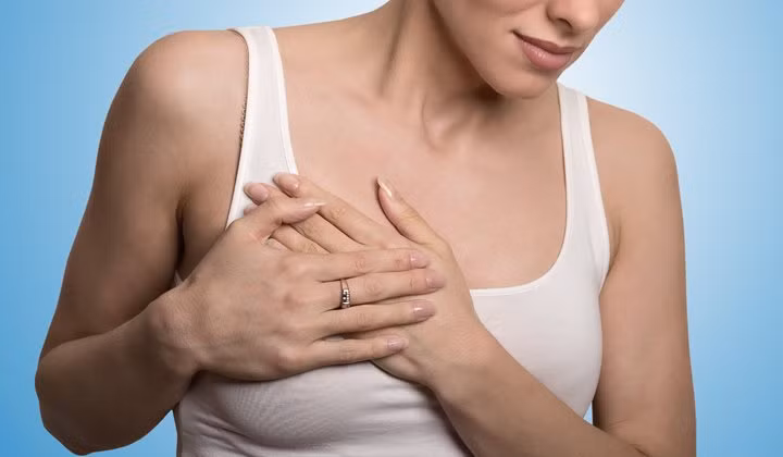 8. Núm vú chảy dịch: Nếu ngực dày, rò rỉ dịch từ núm vú, có thể là do bạn bị kích thích “chuyện ấy” hoặc tác dụng phụ của một số thuốc. Bạn cần đến gặp bác sĩ nếu bạn bị chảy máu từ núm vú cùng với những thay đổi da có thể báo hiệu ung thư vú. Ảnh: Breast360. 1. Ngực to hơn bình thường: Nếu cảm thấy bộ ngực đột nhiên tăng kích thước trong khi trọng lượng của bạn vẫn bình thường, thì hãy nghĩ đến việc bạn có thể bị mất cân bằng nội tiết tố do uống thuốc tránh thai, chu kỳ kinh nguyệt hoặc có thể là mang thai. Bạn không cần phải quá lo lắng về điều này. Điều duy nhất bạn cần quan tâm là mua áo ngực mới. Ảnh: Boldsky. 1. Ngực to hơn bình thường: Nếu cảm thấy bộ ngực đột nhiên tăng kích thước trong khi trọng lượng của bạn vẫn bình thường, thì hãy nghĩ đến việc bạn có thể bị mất cân bằng nội tiết tố do uống thuốc tránh thai, chu kỳ kinh nguyệt hoặc có thể là mang thai. Bạn không cần phải quá lo lắng về điều này. Điều duy nhất bạn cần quan tâm là mua áo ngực mới. Ảnh: Boldsky. 