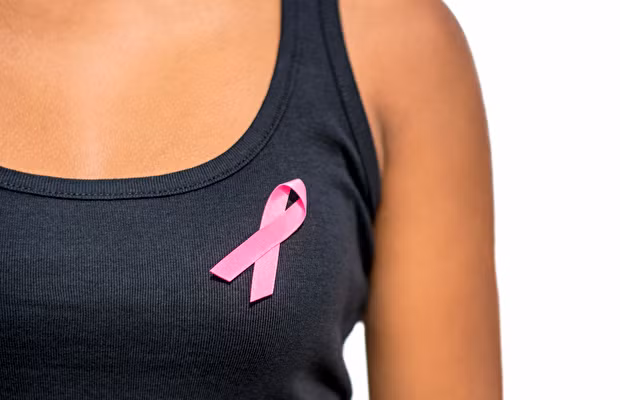 7. Xuất hiện u ở ngực: Nếu dùng tay sờ thấy cục u nhỏ hoặc vết sần trên ngực, tốt nhất bạn nên đi kiểm tra ung thư vú bởi đó là một trong những dấu hiệu chính của căn bệnh này. Ảnh: Pudra. 