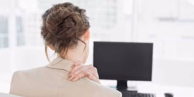 Thực hiện bài tập cổ nhẹ nhàng: Phương pháp này cũng giúp giảm đau hiệu quả. Bạn từ từ nâng nhấc đầu lên, rồi cúi đầu xuống và sang trái phải. Thực hiện nhiều lần cho đến khi không còn thấy nhức mỏi cổ. Ảnh: HTV.