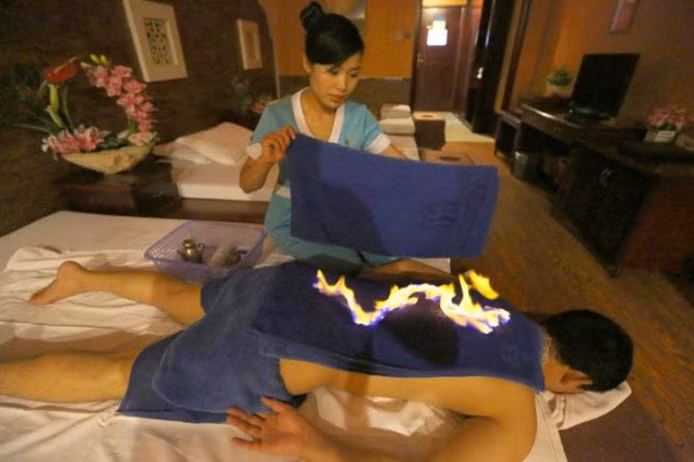 Các salon quảng cáo rằng phương pháp này tuyệt đối an toàn, được thực hiện bởi các nhân viên được đào tạo kỹ lưỡng. Và nhờ loại rượu thuốc đặc biệt mà da chỉ ấm lên chứ không bị bỏng. Ảnh: Cosmopolitan.