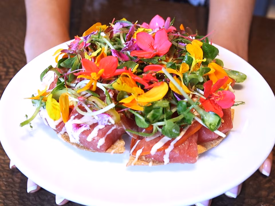 Năm 2018, những loại hoa ăn được sẽ được cho thêm vào các món ăn và đồ uống hàng ngày của chúng ta để giúp tăng hương vị. Ảnh: Insider.