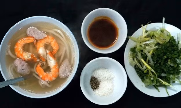 Bánh canh Bà Đợi: Nằm trên đường Đào Duy Anh, ở cuối một con hẻm nhỏ có một quán bánh canh không bảng hiệu. Dù bánh canh của quán này được thái sợi dẹt như kiểu Quảng Bình chứ không nén khuôn sợi tròn, nhưng nước dùng thì đặc phong cách Huế Bánh canh bà Đợi là một nơi dừng chân đông đảo của thực khách và khách du lịch Huế và đã có tuổi đời hơn 30 năm tồn tại. Ảnh: Baogiaothong.