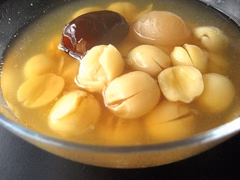 Hạt sen: Đến Huế, lúc trở về làm quà cho bà con bạn bè, người thân trong túi xách du khách nhất định phải có một vài món quà Huế . Bắt đầu từ tháng 5, du khách có thể đến Huế để ngắm các hồ sen thi nhau nở bông thơm ngát, và nếu muốn có được một số hạt sen tươi đầu mùa. Sen tươi ăn sẽ ngon hơn sen khô nhiều, vị bùi bùi , béo béo của hạt sen đã làm cho biết bao người phải nhớ mãi. Ảnh: Internet.