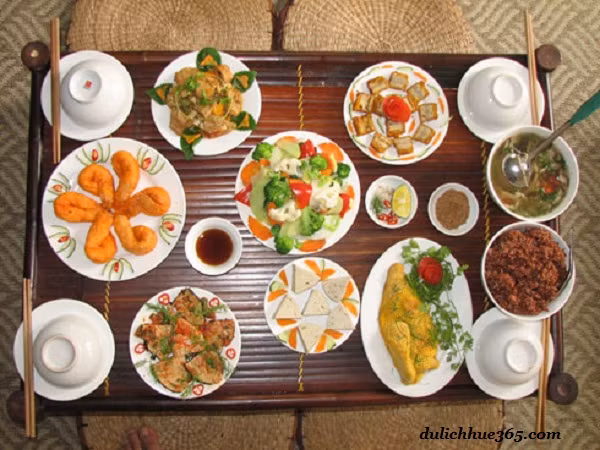 Cơm chay Huế: Nếu bạn muốn có một bữa ăn thanh đạm và để cơ thể được thanh lọc thì hãy thử một bữa cơm chay tại Huế. Các món chay cũng rất đa dạng và phong phú, chỉ từ rau, củ, nấm, đậu phụ… nhưng bạn đã có một bữa cơm đầy đủ và thịnh soạn vô cùng. Khách đến Huế, nếu thích được thưởng thức một bữa cơm chay có thể liên hệ các chùa để thưởng thức một bữa cơm chay Huế đặc biệt. Ảnh: Dulichhue365.