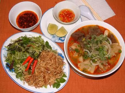 Bún bò Huế: Bún bò Huế chính là linh hồn của ẩm thực Huế, độ ngon và nổi tiếng của món ăn này chắc không phải bàn nhiều. Bún bò Huế có một miếng chân giò, một miếng giò tự nắm, một miếng tiết lợn nhỏ và tất nhiên phải có vài lát thịt bò. Rau ăn kèm cũng rất tươi và phong phú. Ảnh: Vietnamtourism.