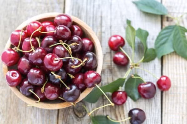 13. Quả anh đào: Quả anh đào chua ngọt chứa các chất chống oxy hóa làm giảm viêm và nguy cơ mắc bệnh. Ảnh: iStock.