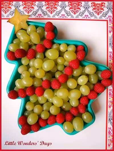 Cây thông Noel từ nho và mâm xôi. Ảnh: Internet.