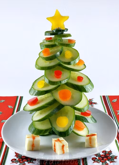 Cây thông Noel từ dưa chuột và kẹo dẻo. Ảnh: Internet.