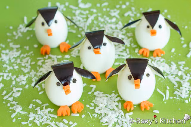 Chim cánh cụt được làm từ trứng luộc và cà tím, cà rốt. Ảnh: Roxy'skitchen.