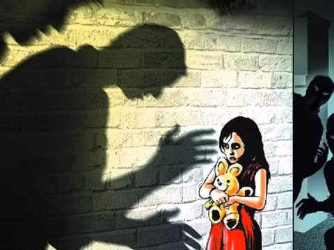 Trẻ bị bạo hành, xâm hại thường có thái độ rất khiếp nhược, sợ hãi (Ảnh minh họa IT)