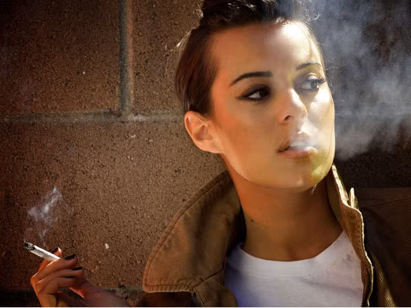 Tránh ngồi cùng những người hút thuốc: Việc ngồi cùng các đồng nghiệp hút thuốc trong giờ nghỉ trưa có thể sẽ kích hoạt thói quen của bạn. Thay vào đó, bạn có thể đi bộ trên đường phố bên ngoài hoặc chơi một trò chơi trên điện thoại. Ảnh: Boldsky.