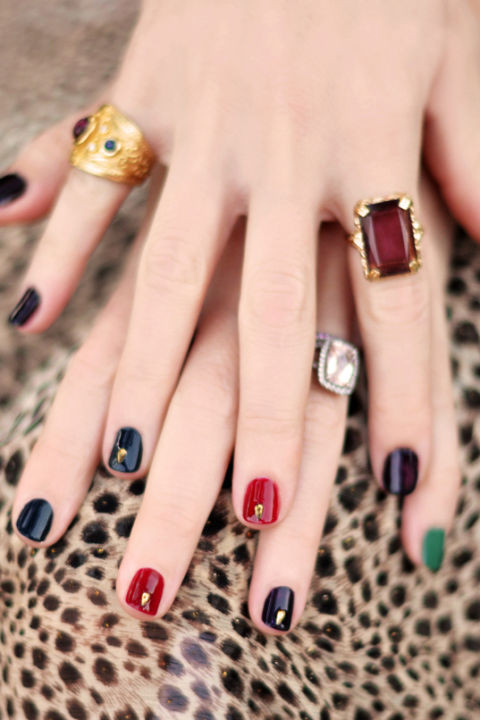 Sơn móng xen màu khá ấn tượng. Ảnh: Womansday.