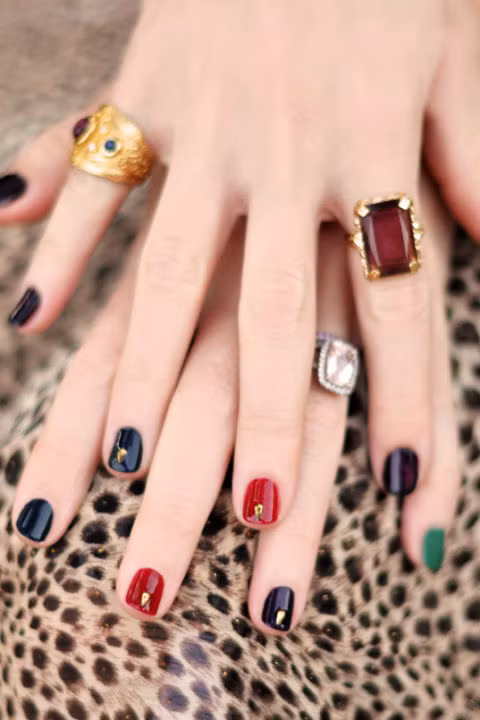 Sơn móng xen màu khá ấn tượng. Ảnh: Womansday.