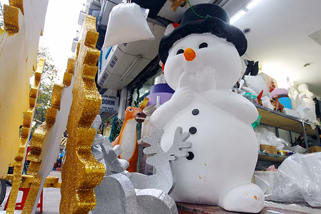 Chủ cửa hàng này cho biết, để nặn một chú người tuyết với kích thước khổng lồ cần tới hai người thợ làm việc liên tiếp trong 3 ngày gồm nhiều công đoạn như gọt xốp, tạo hình, mài nhẵn và cuối cùng là phủ sơn, kim tuyến, trang trí mắt, mũi, cúc áo cho người tuyết.