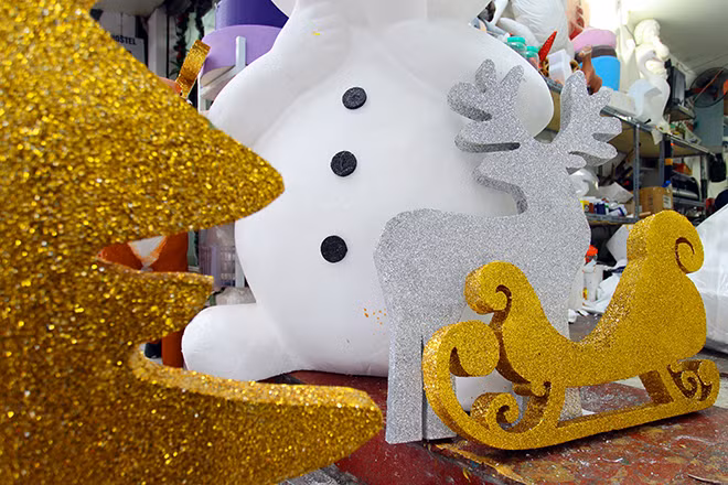 Sau khi tạo hình, xốp sẽ được mài nhẵn và phủ sơn, kim tuyến.